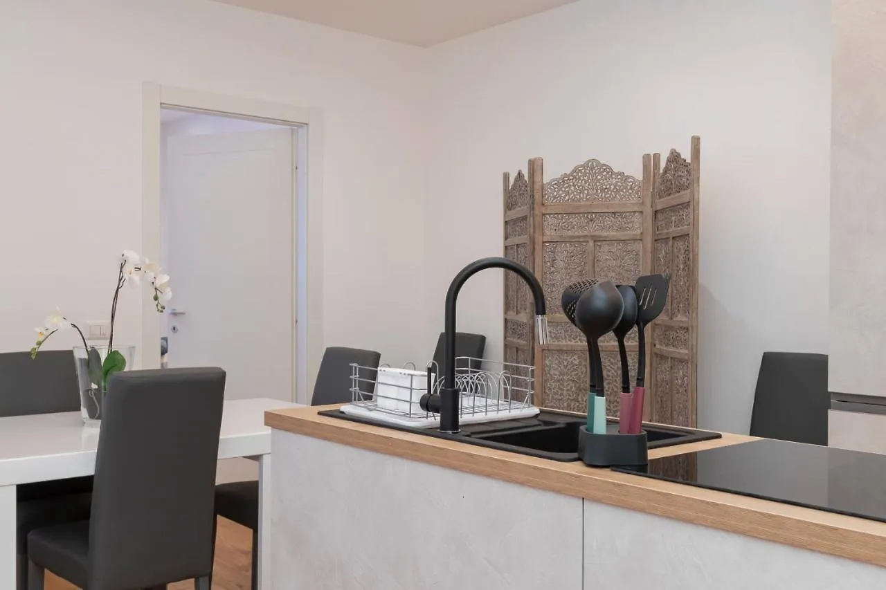 Milan Center Apartment Studio - Porta Romana 0*,