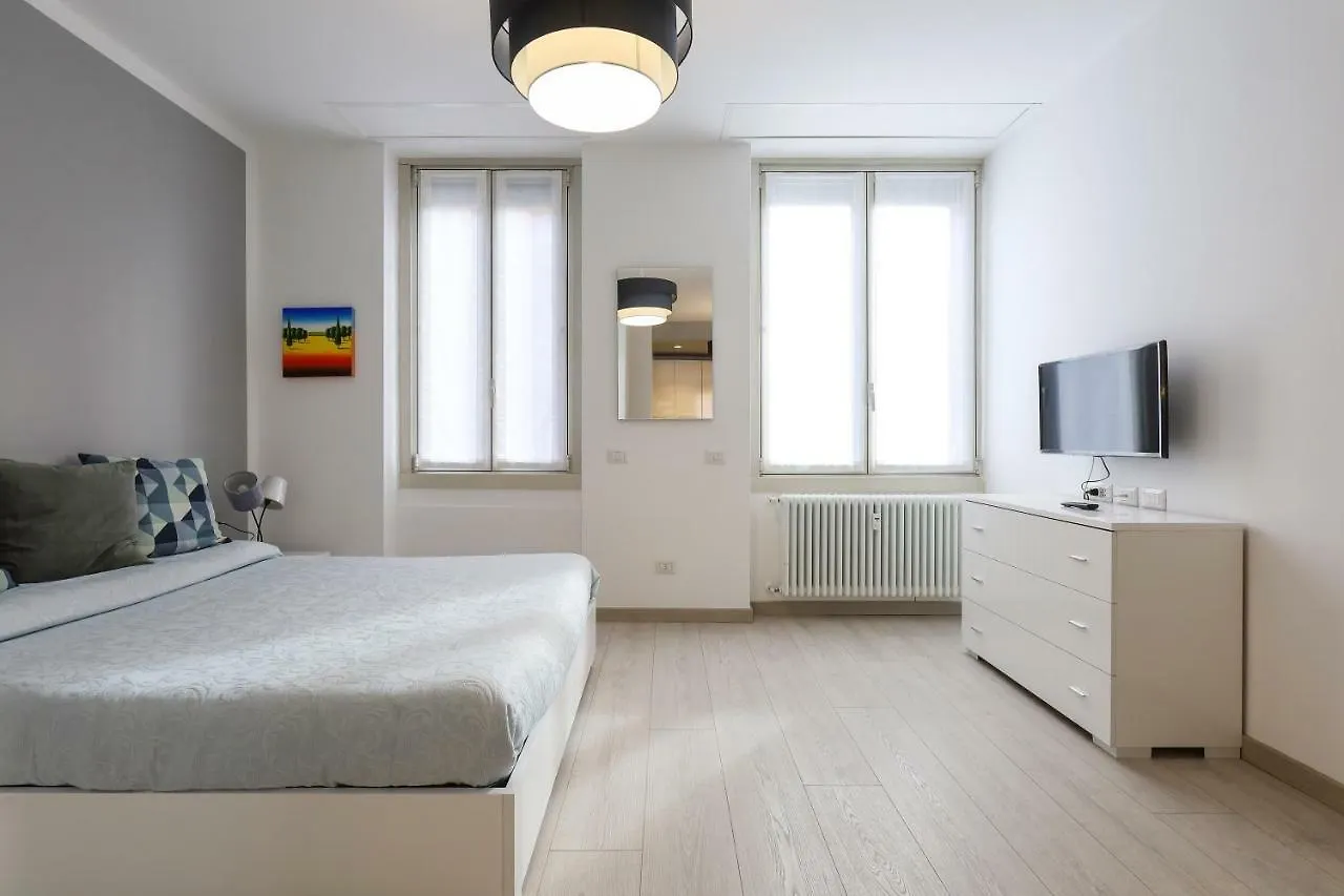 Milan Center Apartment Studio - Porta Romana 0*,  Włochy